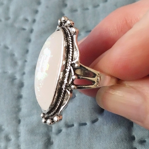 NWOB silver tone moonstone ring - Picture 4 of 8
